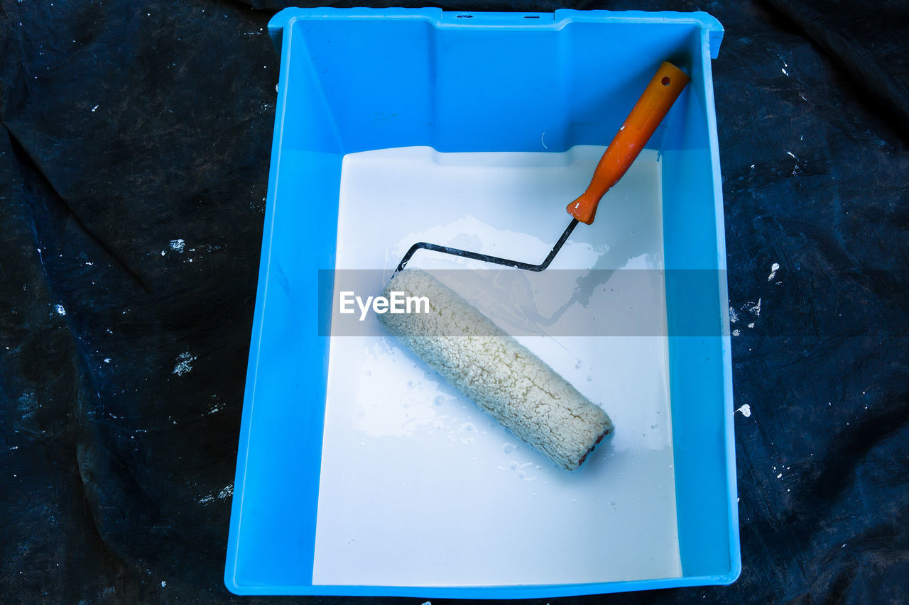 HIGH ANGLE VIEW OF BLUE PAINT ON PLATE