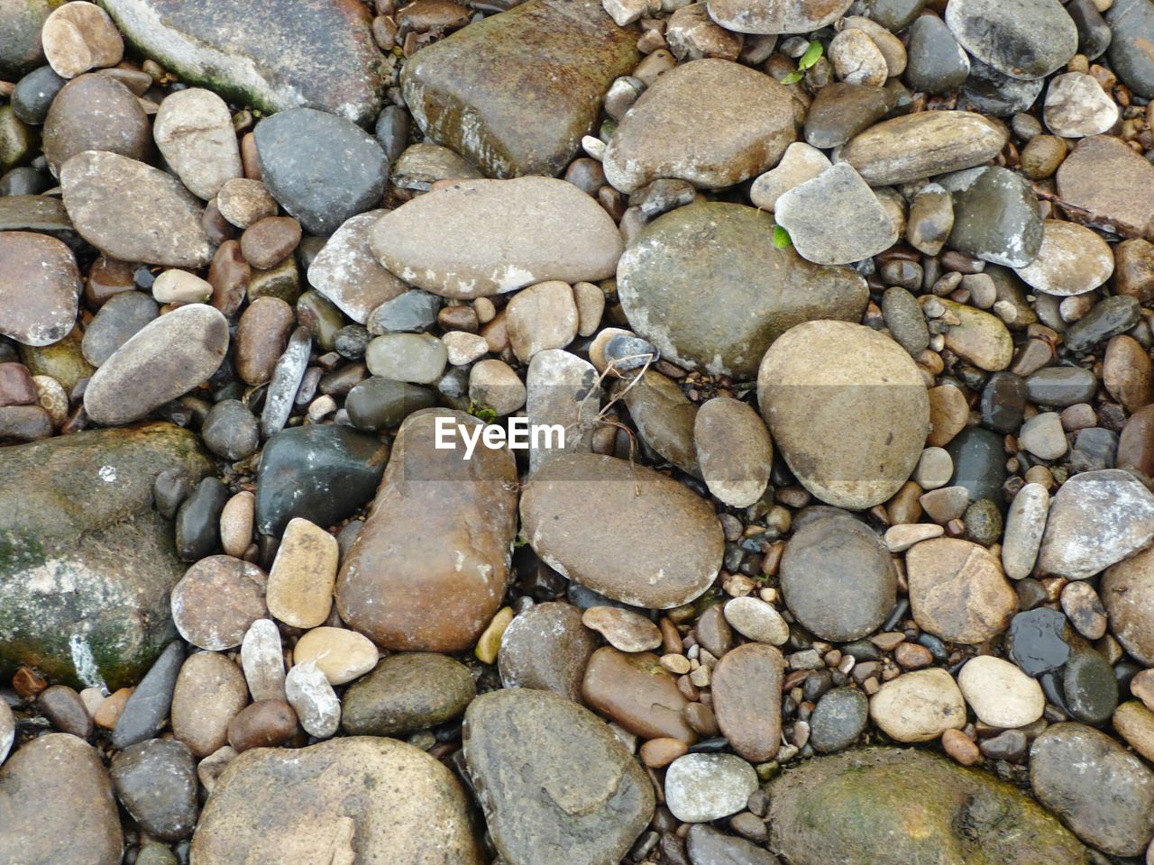 FULL FRAME SHOT OF STONES