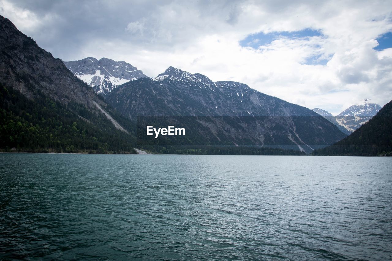 SCENIC VIEW OF LAKE AND SNOWCAPPED MOUNTAINS AGAINST SKY