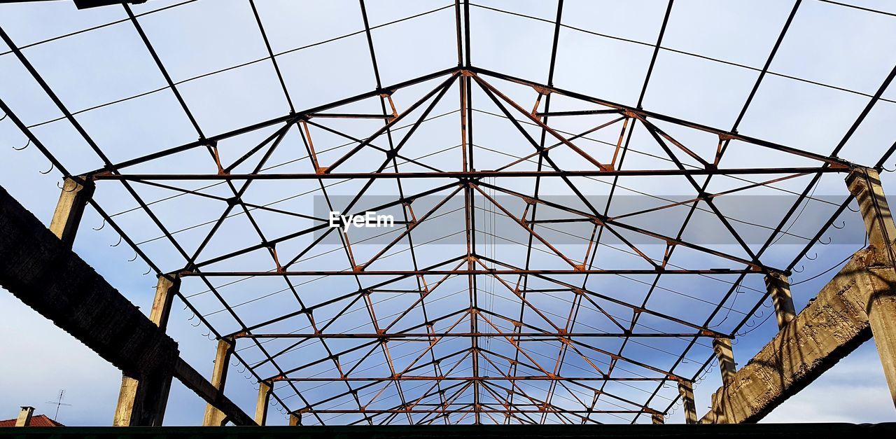 LOW ANGLE VIEW OF ROOF