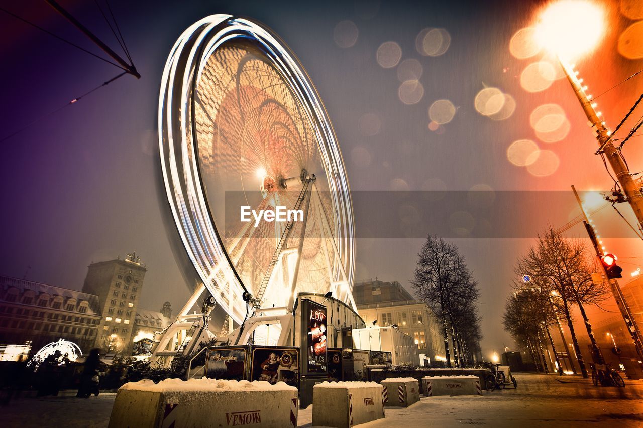 ILLUMINATED FERRIS WHEEL AT NIGHT