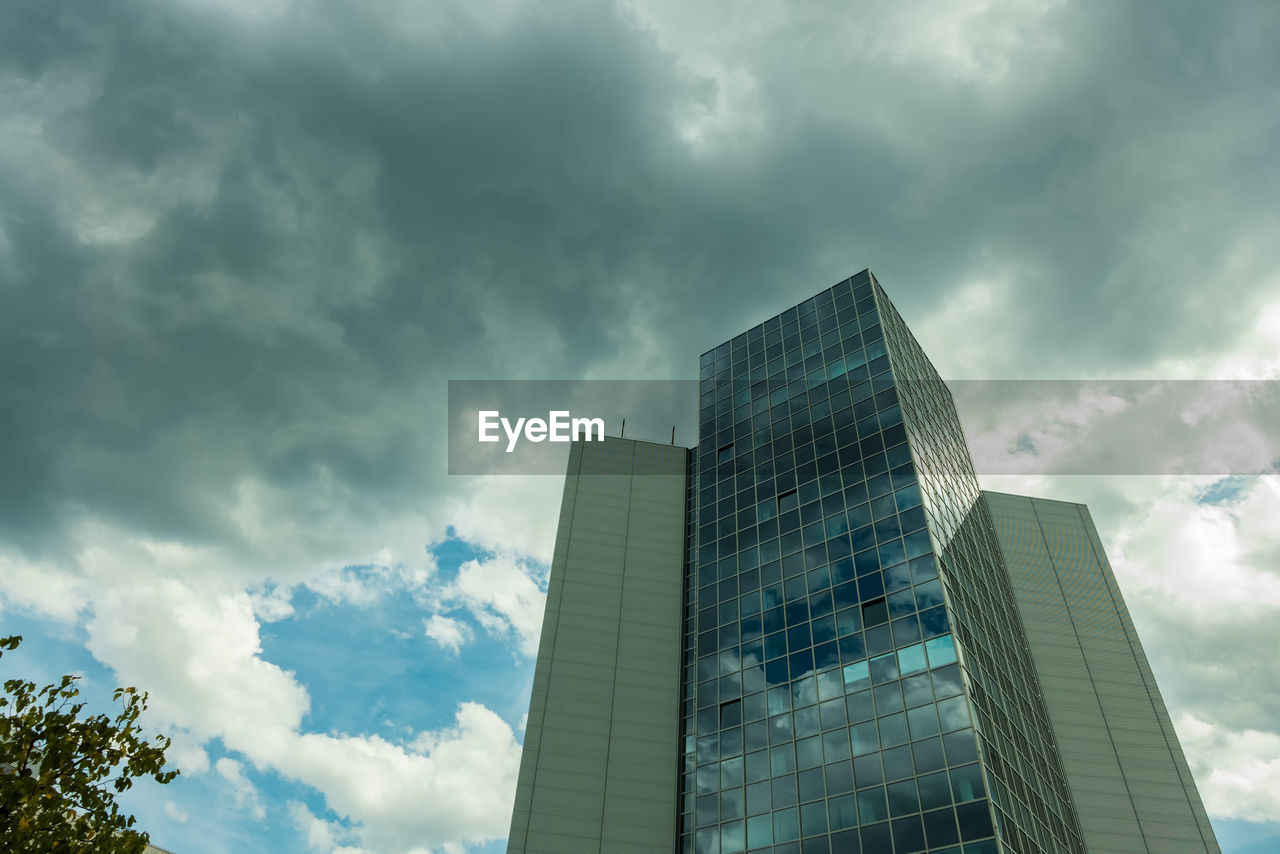 LOW ANGLE VIEW OF MODERN BUILDING AGAINST SKY