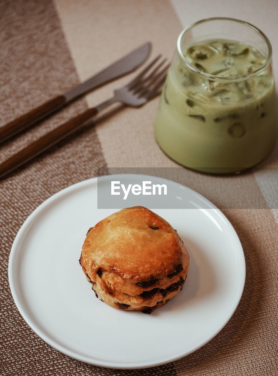 HIGH ANGLE VIEW OF BREAKFAST IN PLATE