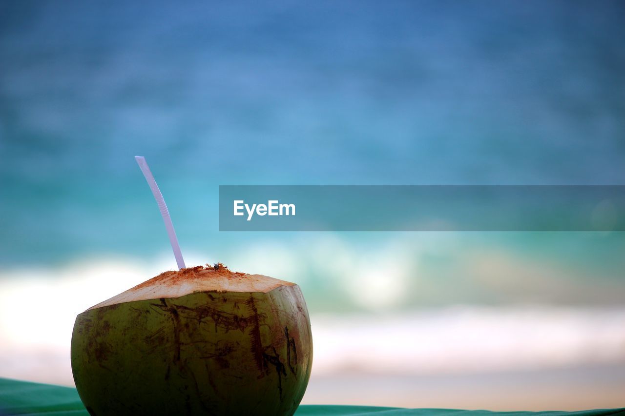 CLOSE-UP OF APPLE