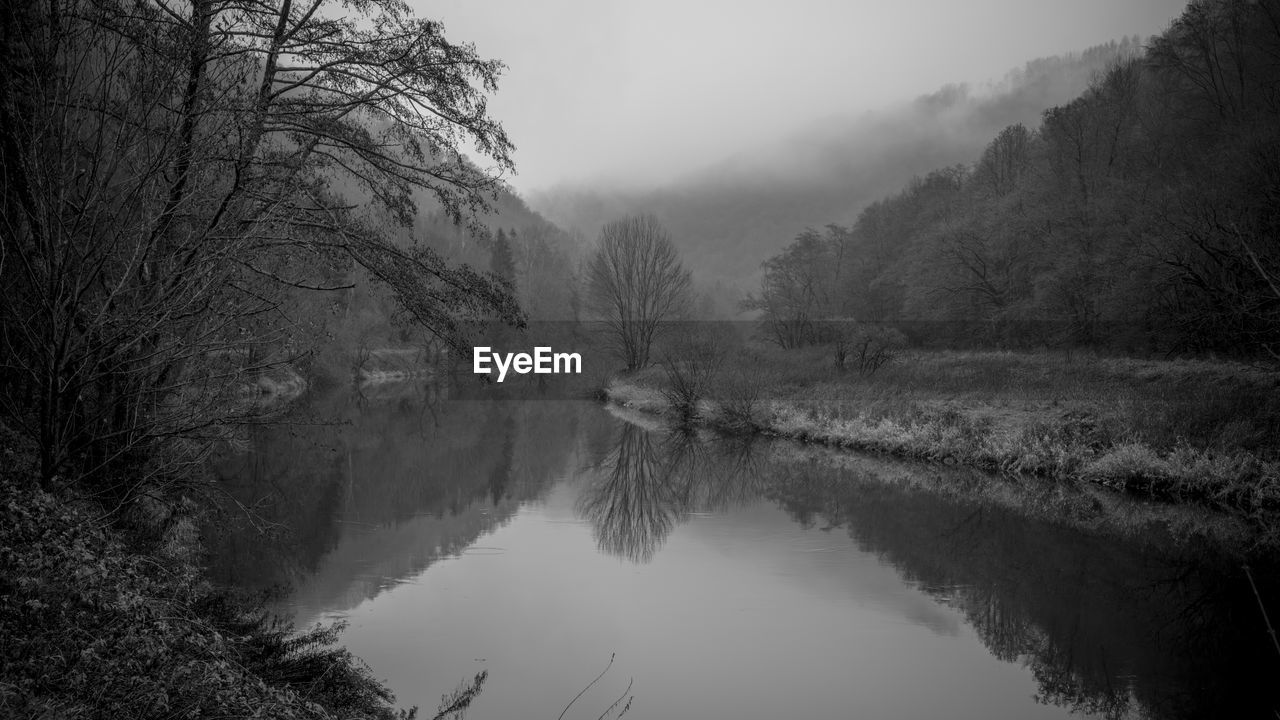 SCENIC VIEW OF LAKE AGAINST SKY DURING FOGGY WEATHER