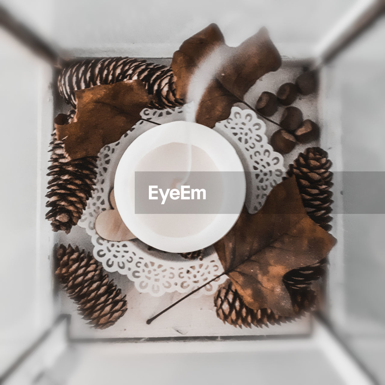 HIGH ANGLE VIEW OF COFFEE CUP ON TABLE WITH TEA