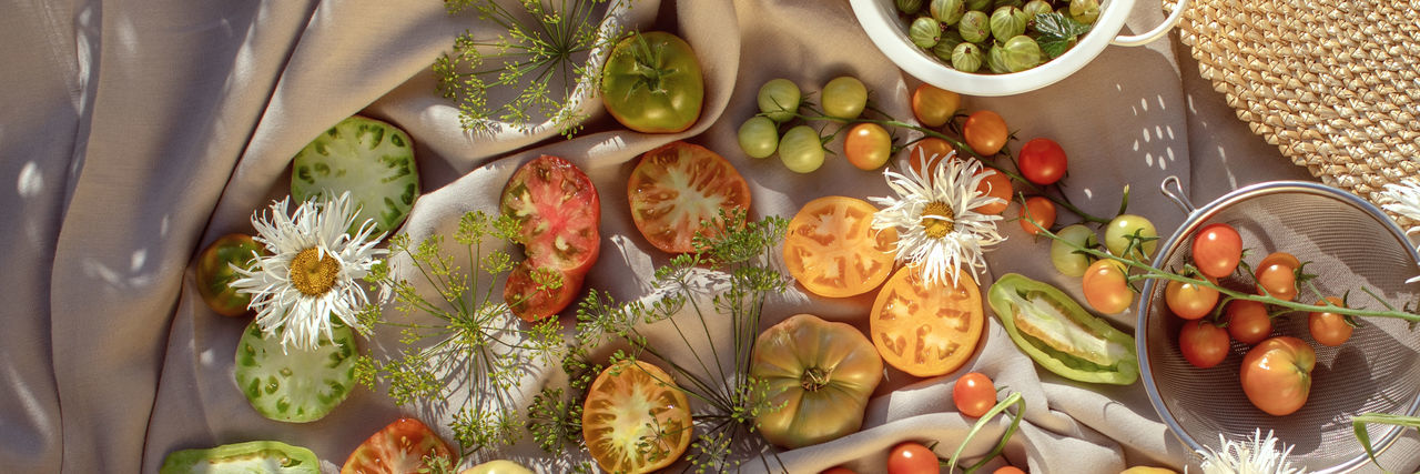 HIGH ANGLE VIEW OF FRUITS IN BOWL ON TABLE