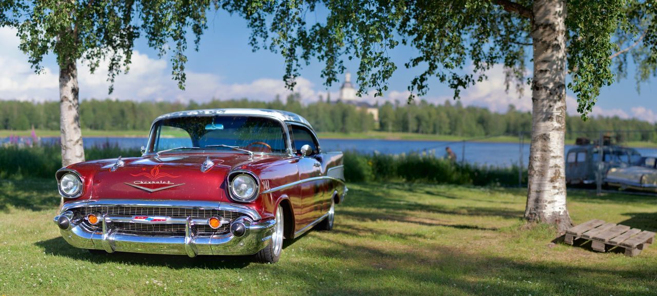 VINTAGE CAR ON LAND