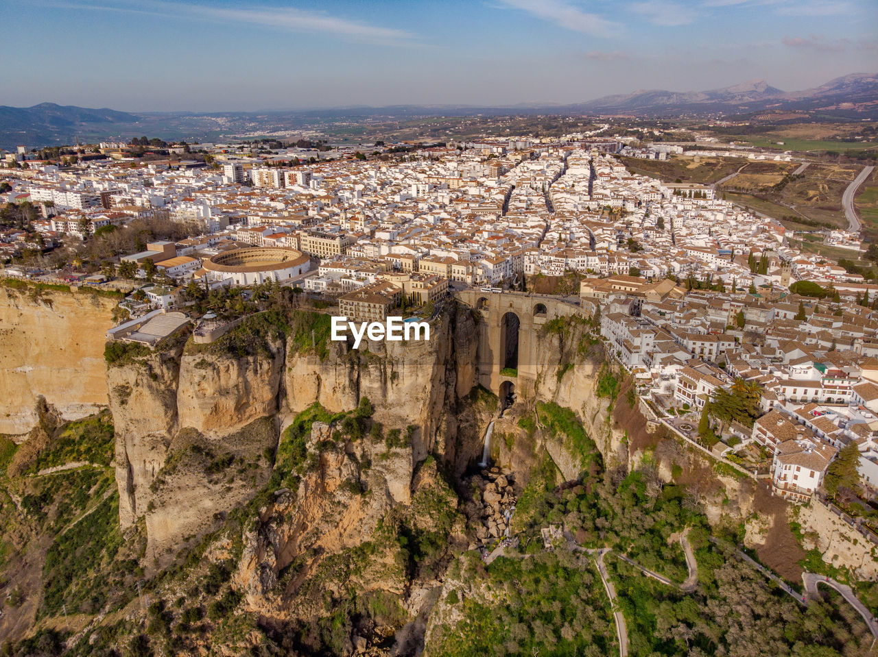 HIGH ANGLE VIEW OF TOWNSCAPE AGAINST SKY