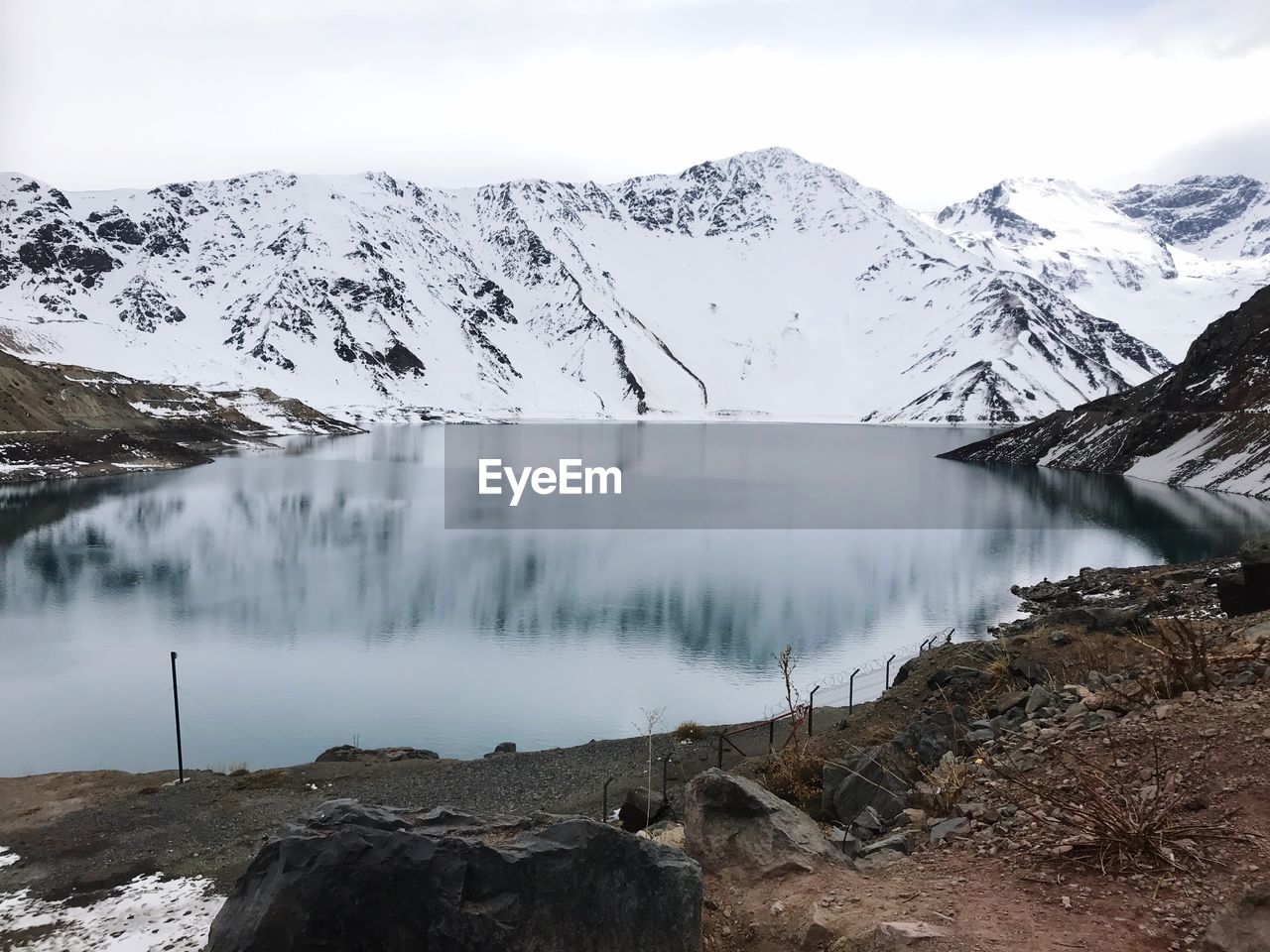 SCENIC VIEW OF SNOW COVERED MOUNTAINS AGAINST SKY