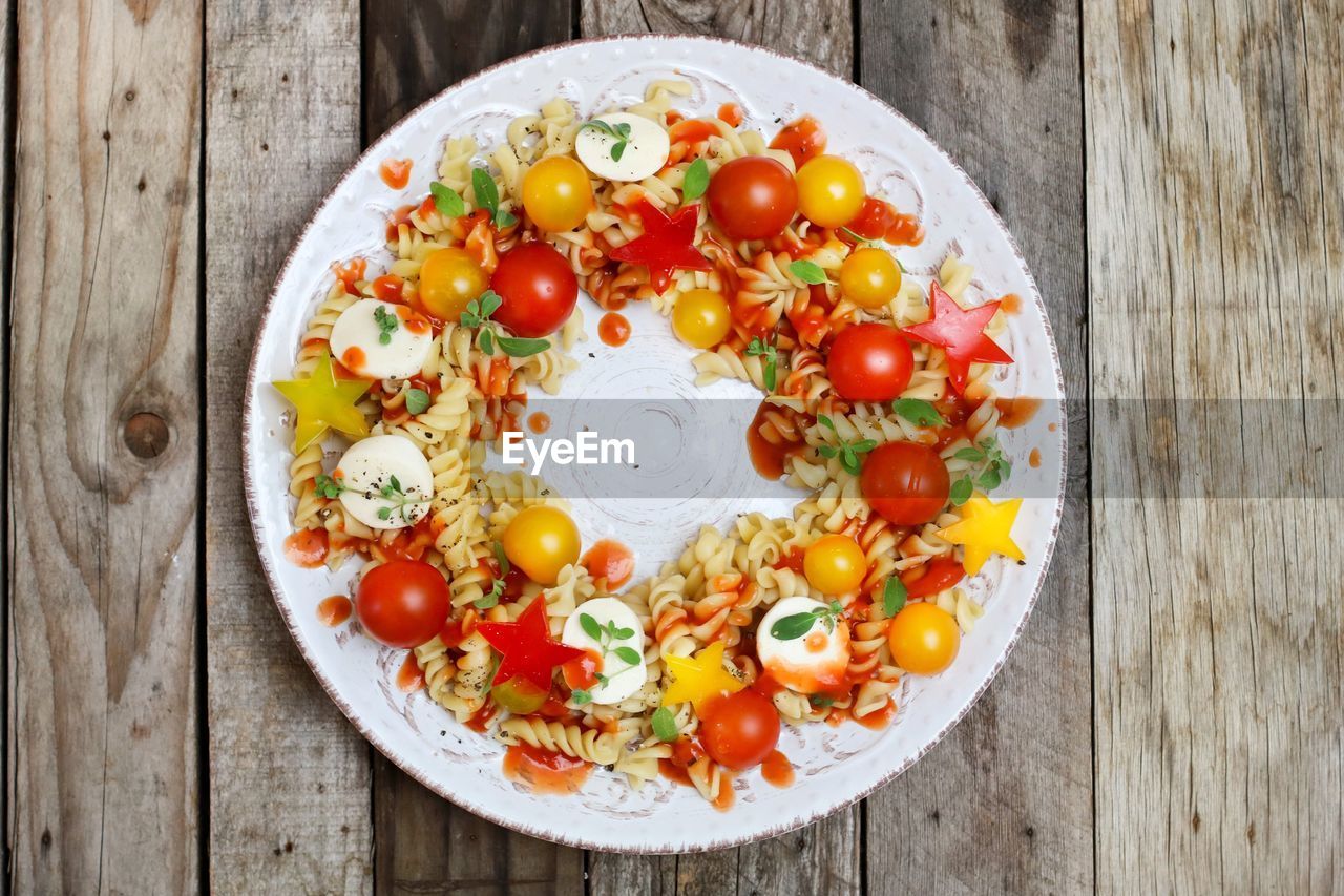 HIGH ANGLE VIEW OF EGGS ON TABLE