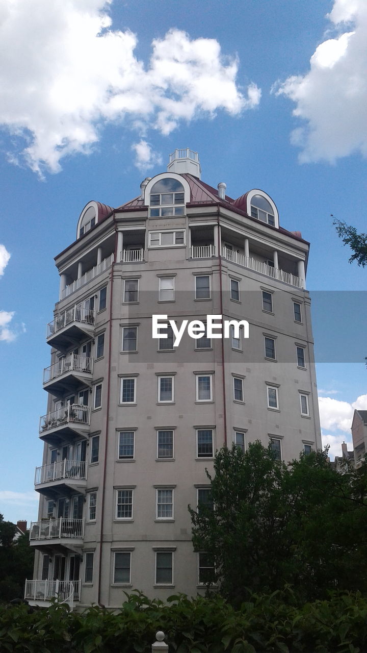 LOW ANGLE VIEW OF BUILDING IN CITY