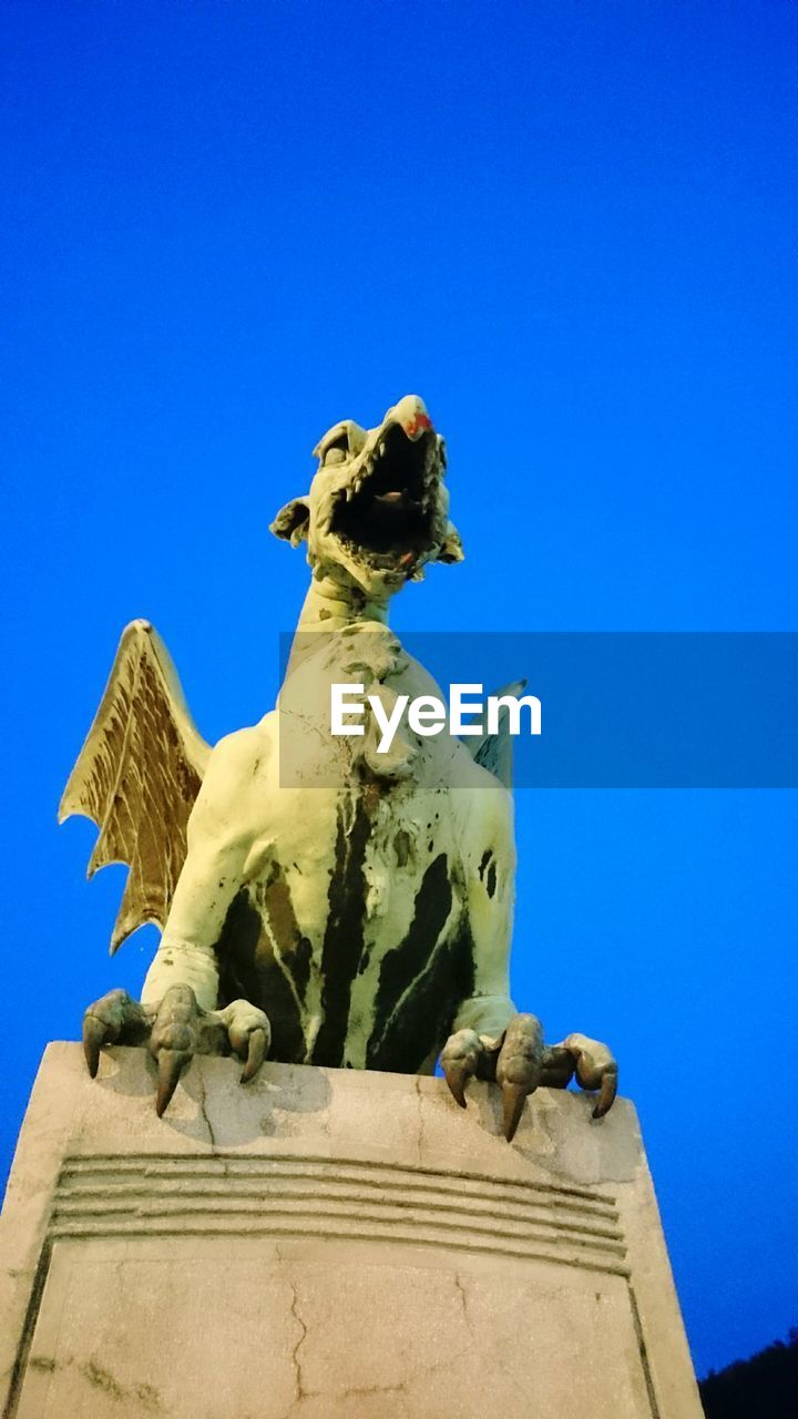 LOW ANGLE VIEW OF STATUE AGAINST CLEAR SKY