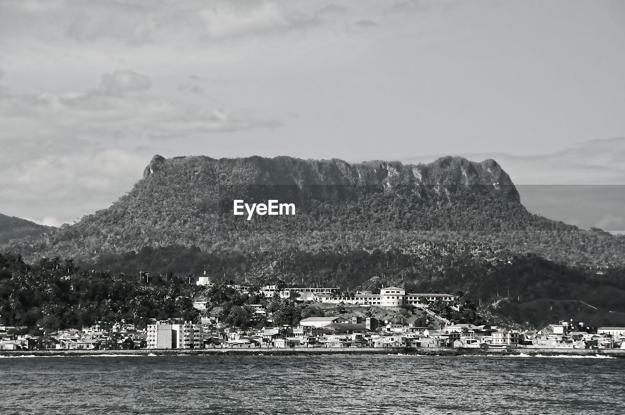 TOWNSCAPE BY SEA AGAINST SKY