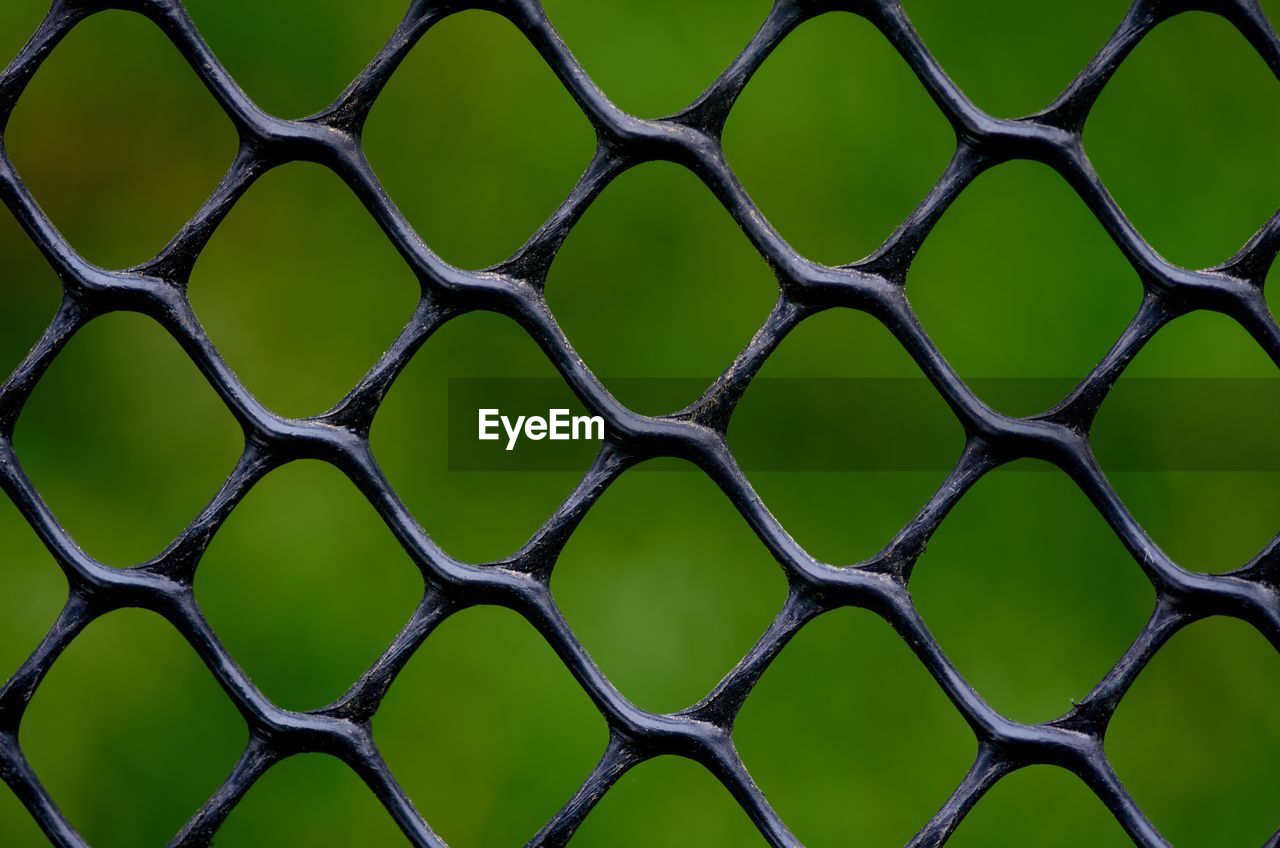 pattern, net, full frame, backgrounds, no people, close-up, green, mesh, chain-link fencing, circle, hexagon, metal, flooring, chainlink fence, fence, shape