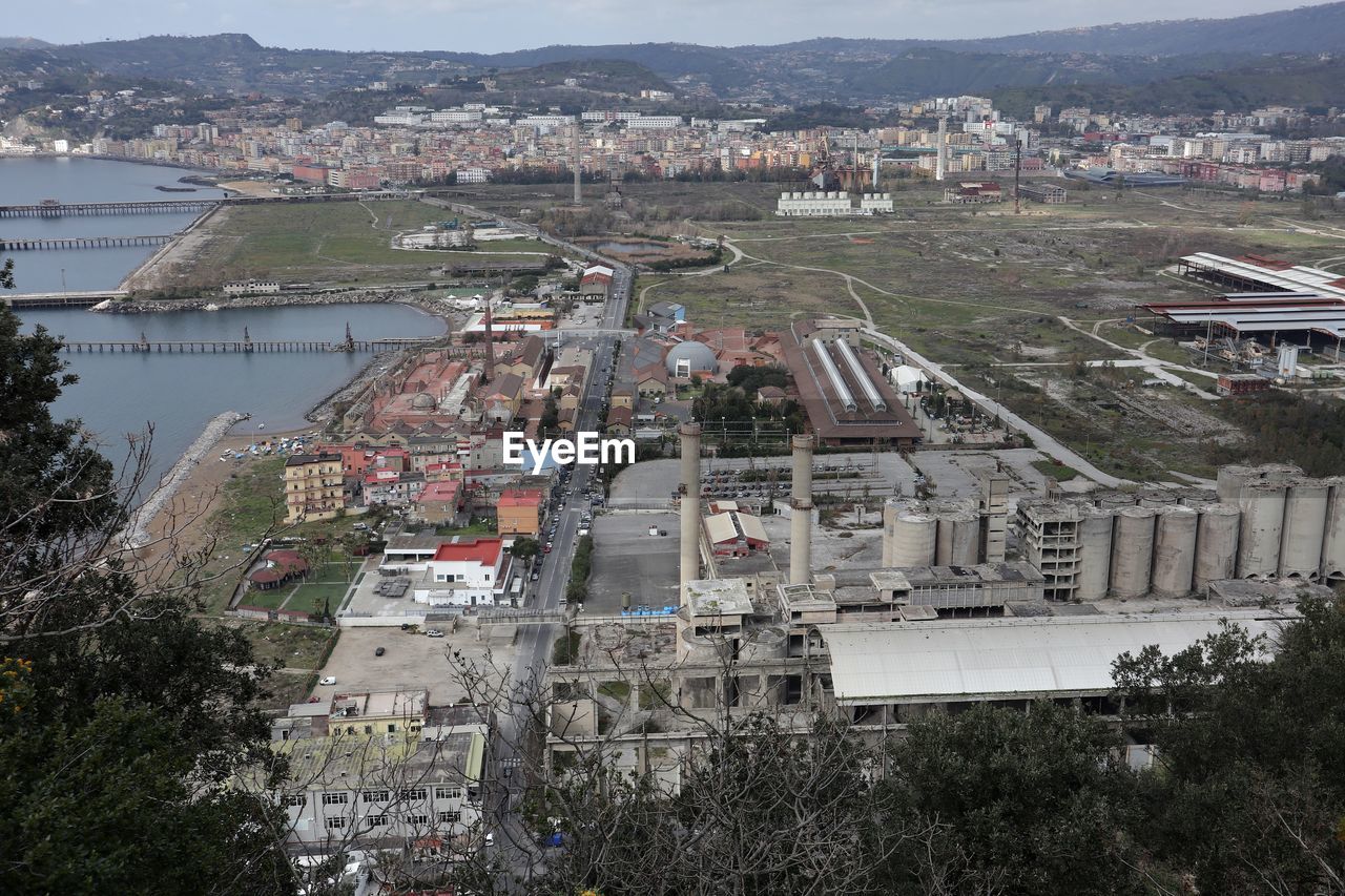 HIGH ANGLE VIEW OF TOWNSCAPE BY RIVER