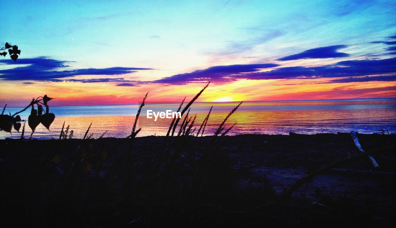 SCENIC VIEW OF SUNSET OVER SEA