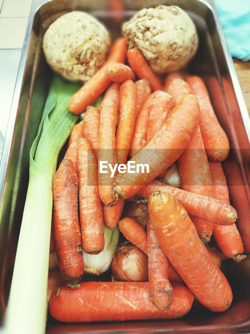 CLOSE-UP OF MEAT WITH VEGETABLES