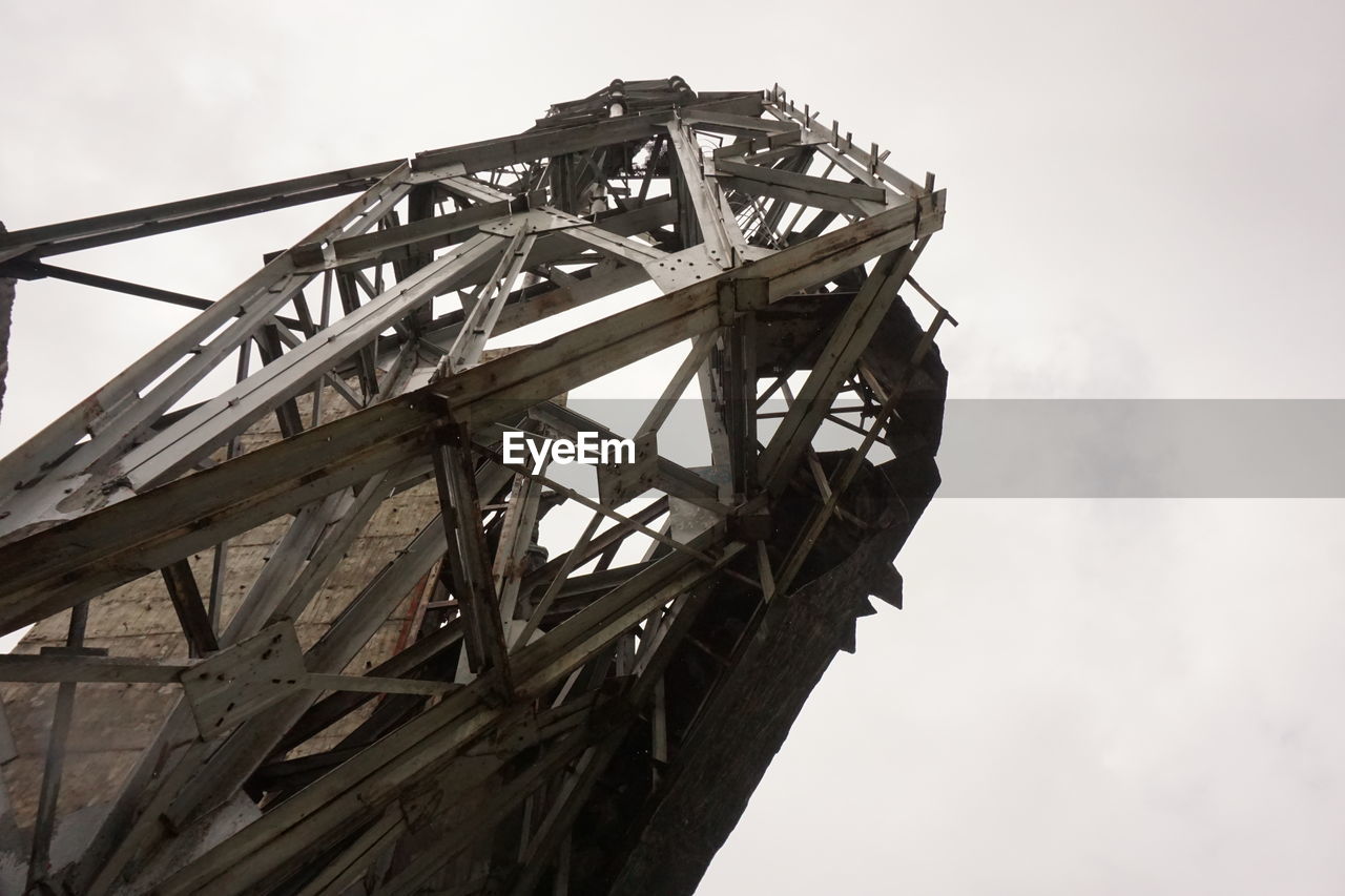 LOW ANGLE VIEW OF BUILT STRUCTURES AGAINST SKY