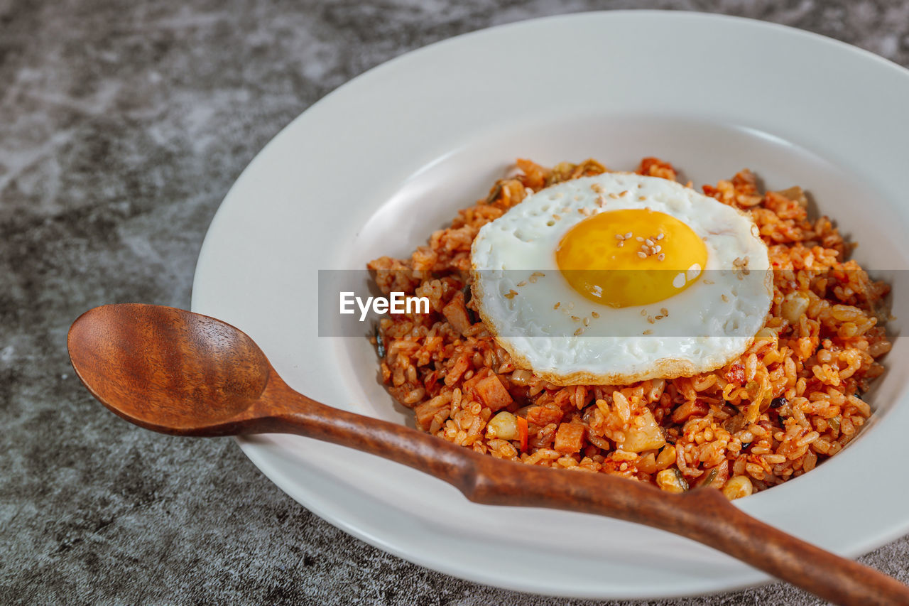 HIGH ANGLE VIEW OF BREAKFAST IN PLATE