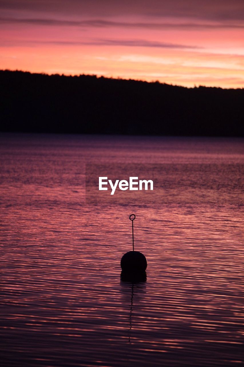 SILHOUETTE BOAT IN WATER AGAINST SKY