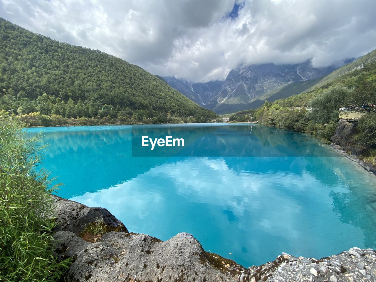 PANORAMIC VIEW OF LAKE AGAINST SKY