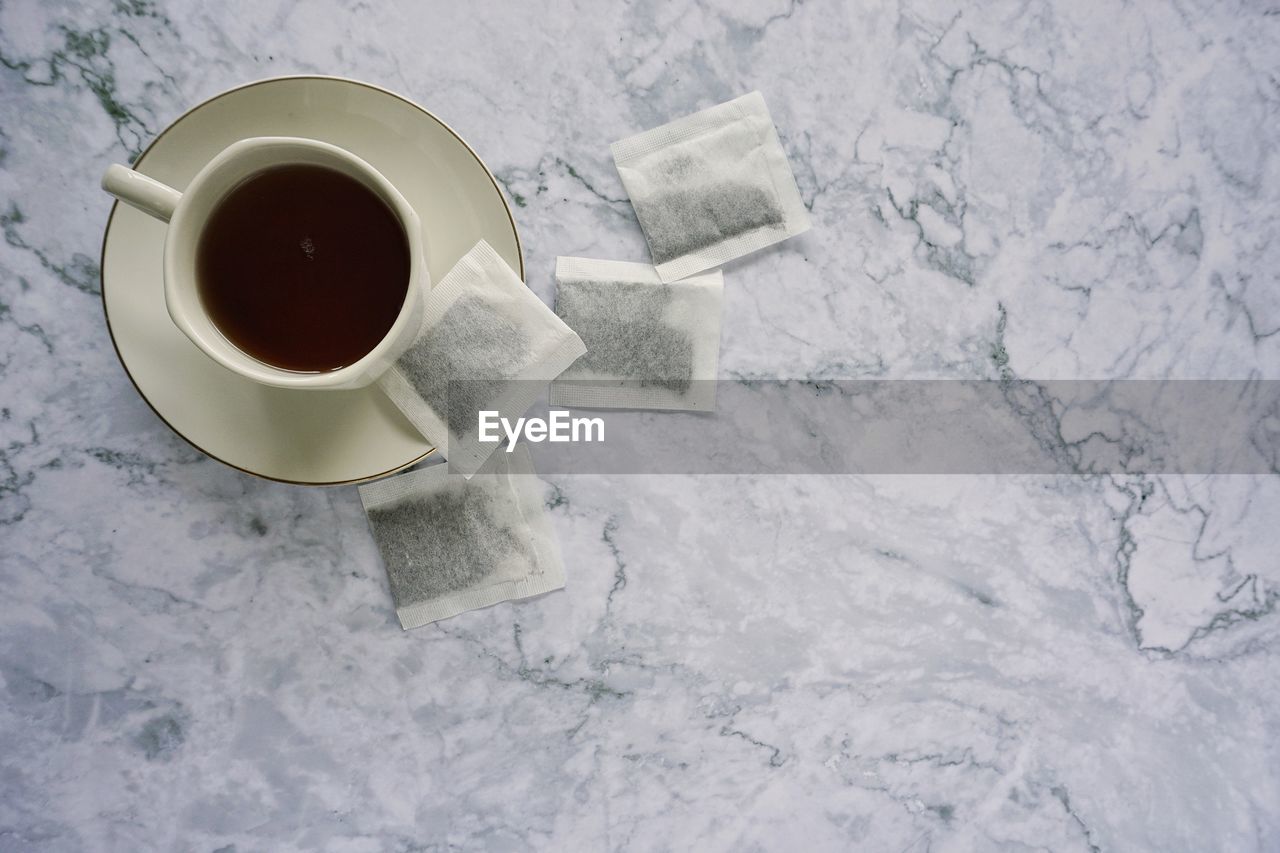 HIGH ANGLE VIEW OF COFFEE CUP ON SNOW