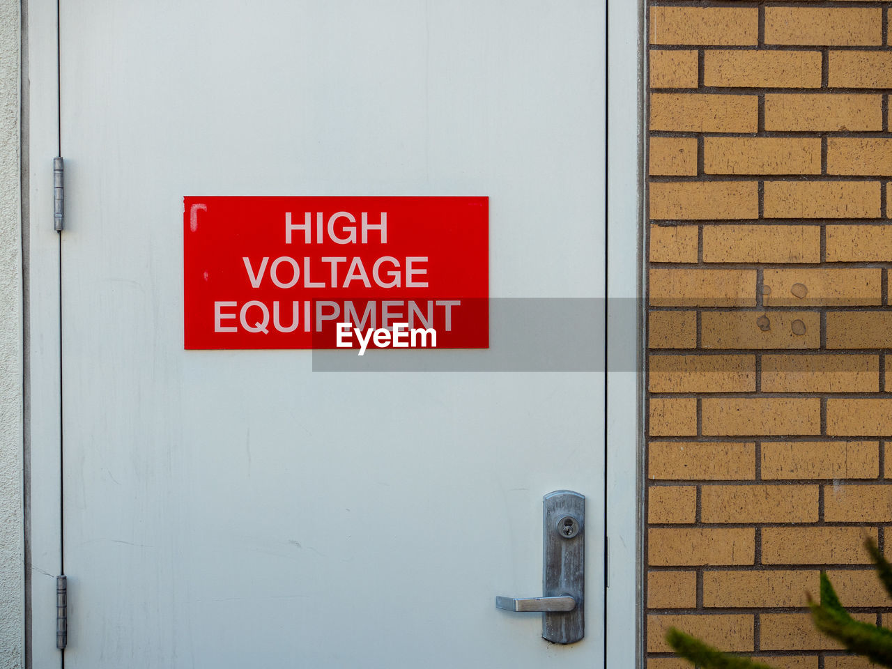 INFORMATION SIGN ON WALL OF DOOR