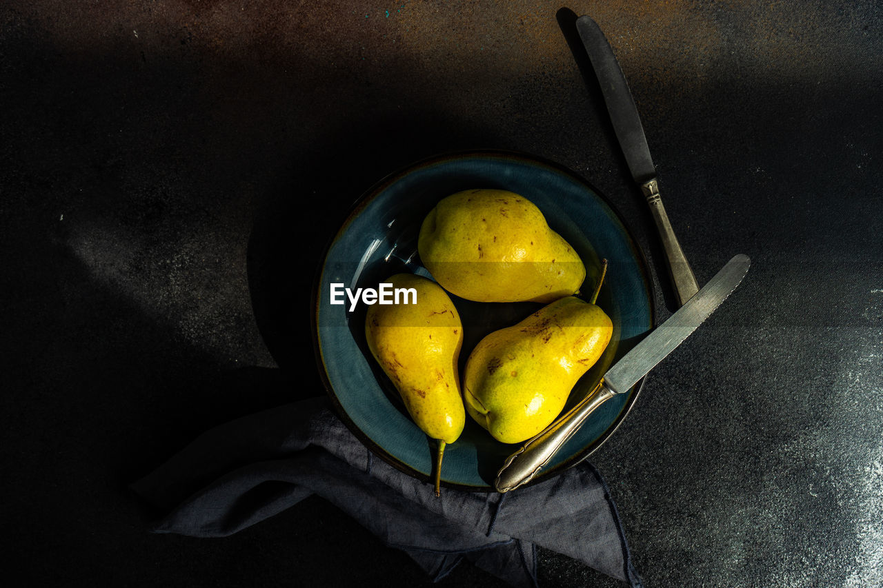 HIGH ANGLE VIEW OF FRUITS IN BOWL