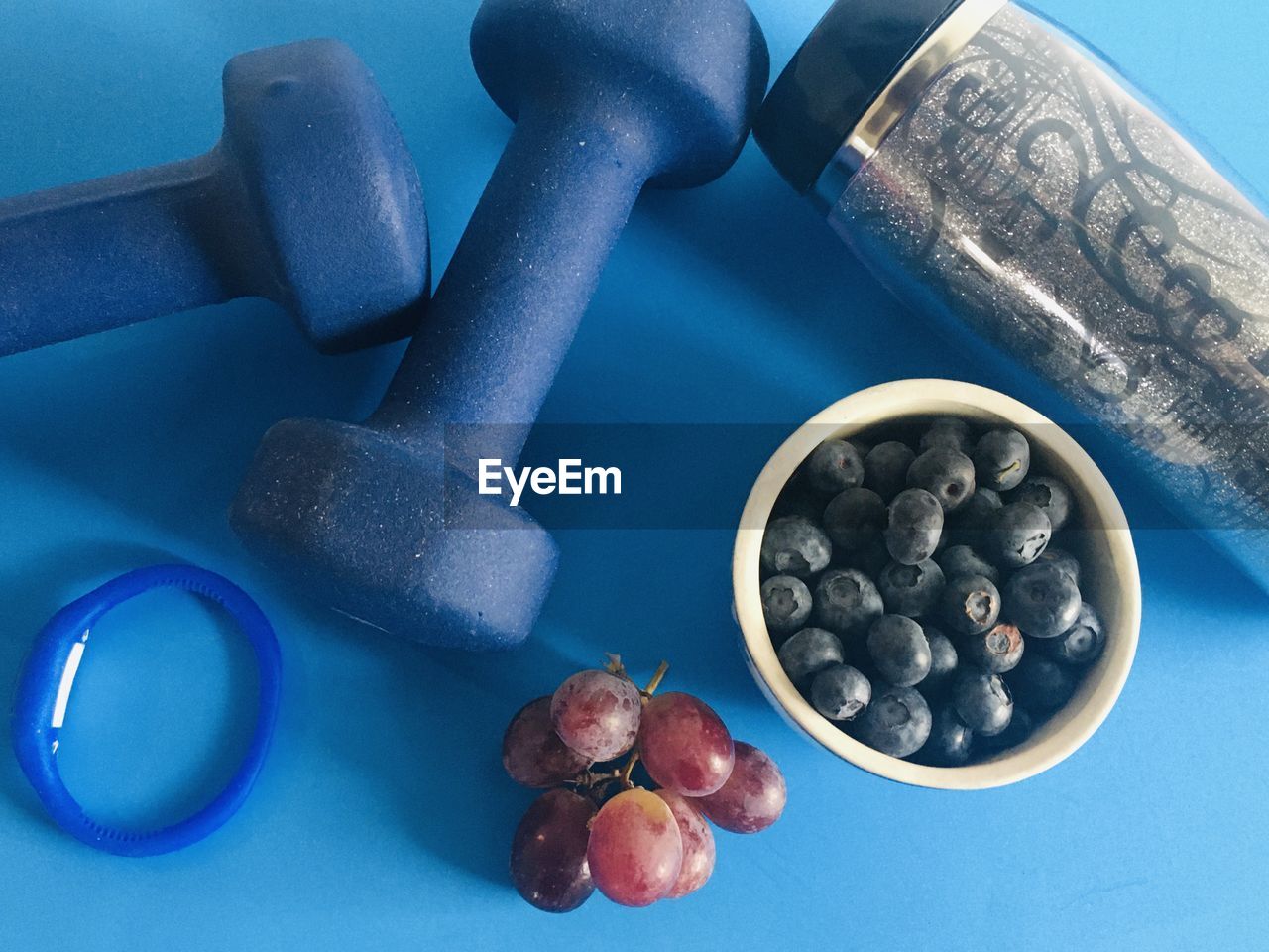 HIGH ANGLE VIEW OF BERRIES ON TABLE