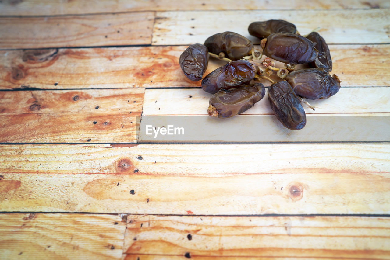 HIGH ANGLE VIEW OF BREAD ON WOOD