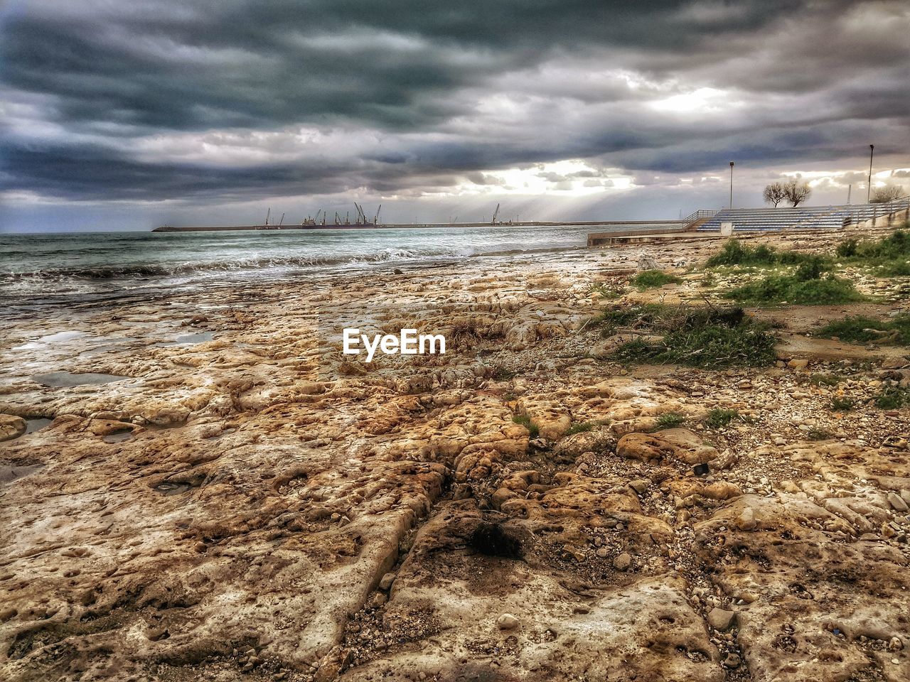 SCENIC VIEW OF SEA SHORE AGAINST SKY