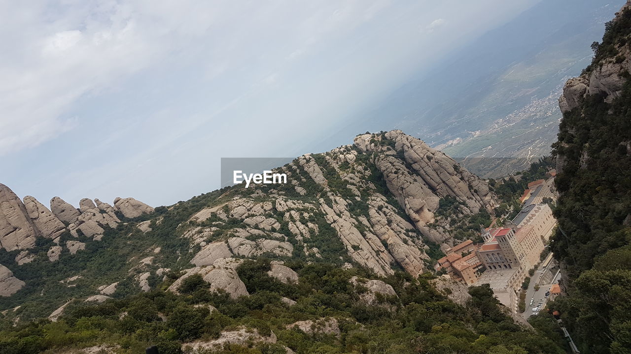 PANORAMIC VIEW OF MOUNTAINS AGAINST SKY