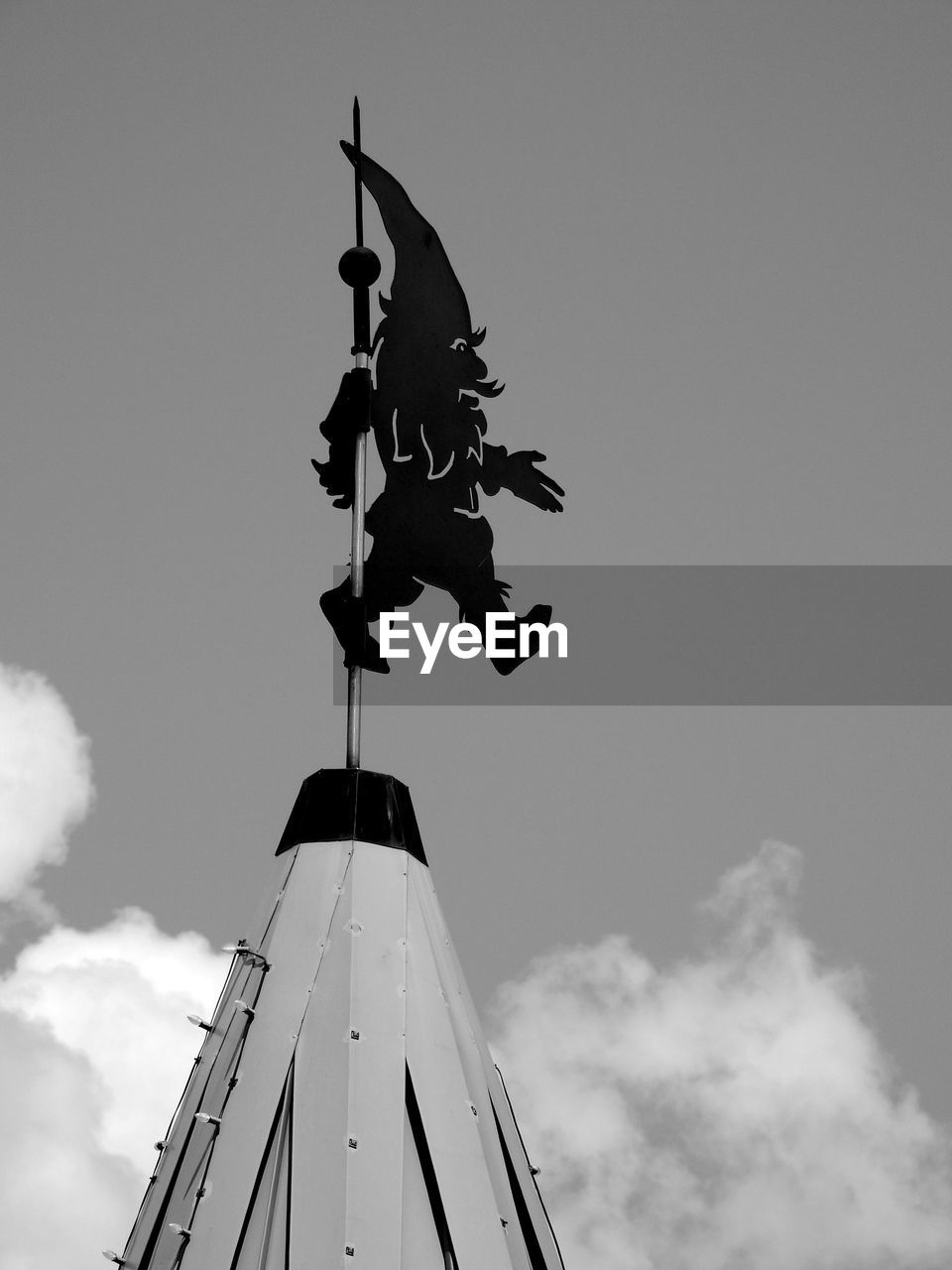 LOW ANGLE VIEW OF WEATHER VANE AGAINST CLEAR SKY