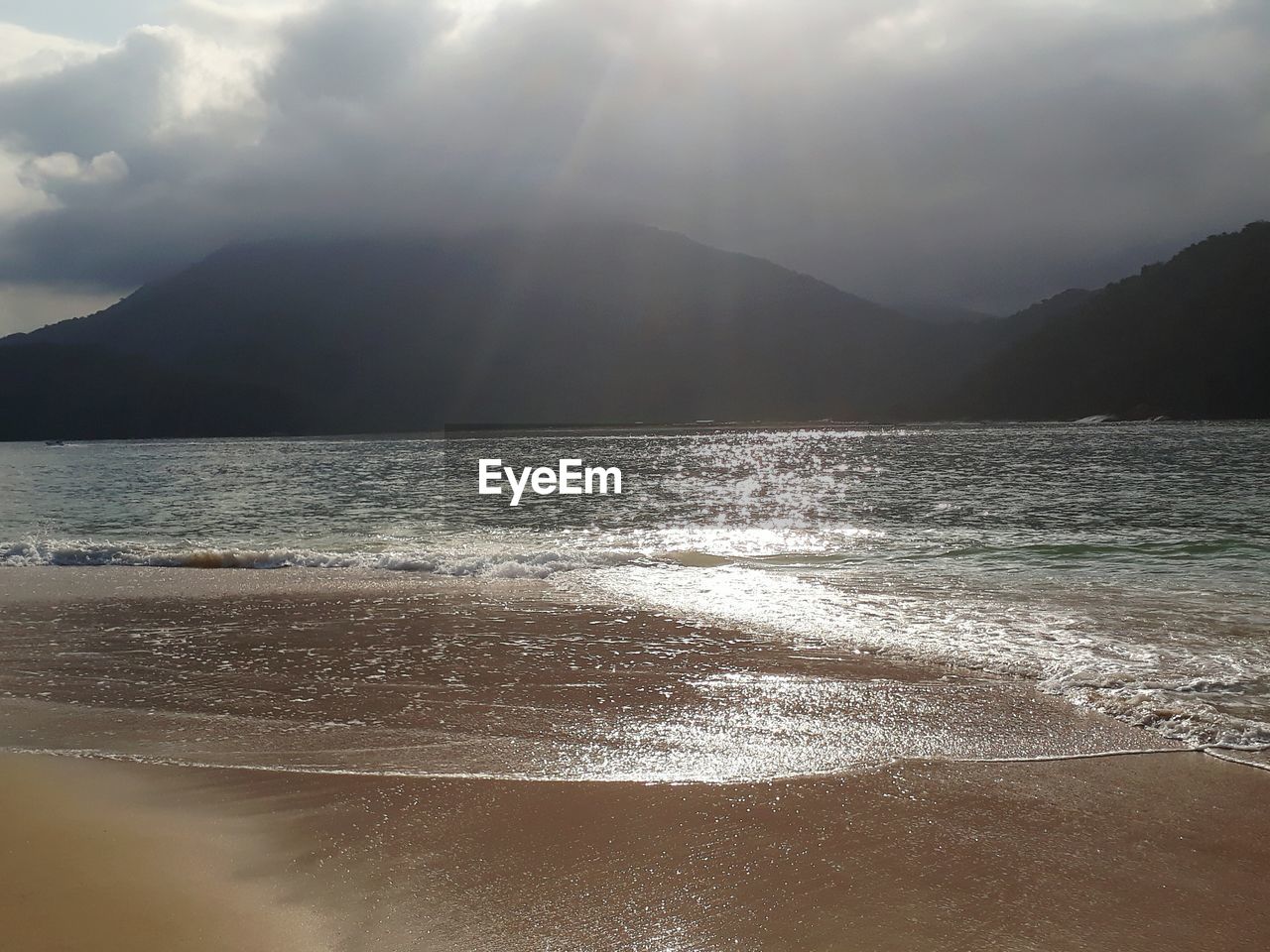 SCENIC VIEW OF SEA AND MOUNTAIN AGAINST SKY