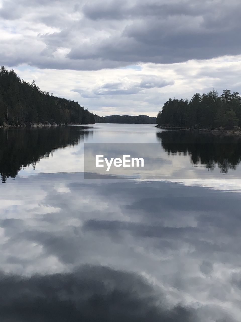 SCENIC VIEW OF LAKE AGAINST CLOUDY SKY