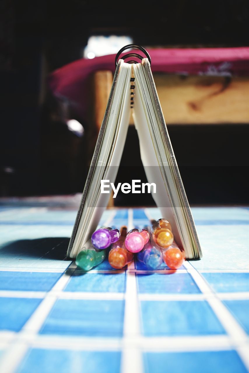 CLOSE-UP OF MULTI COLORED CANDIES ON TABLE