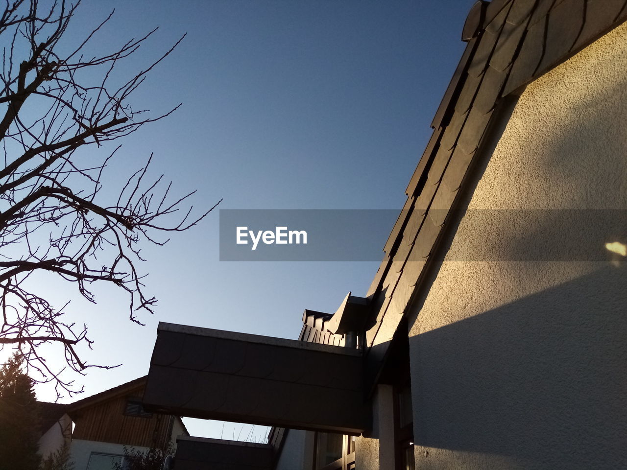 LOW ANGLE VIEW OF BUILDINGS AGAINST SKY