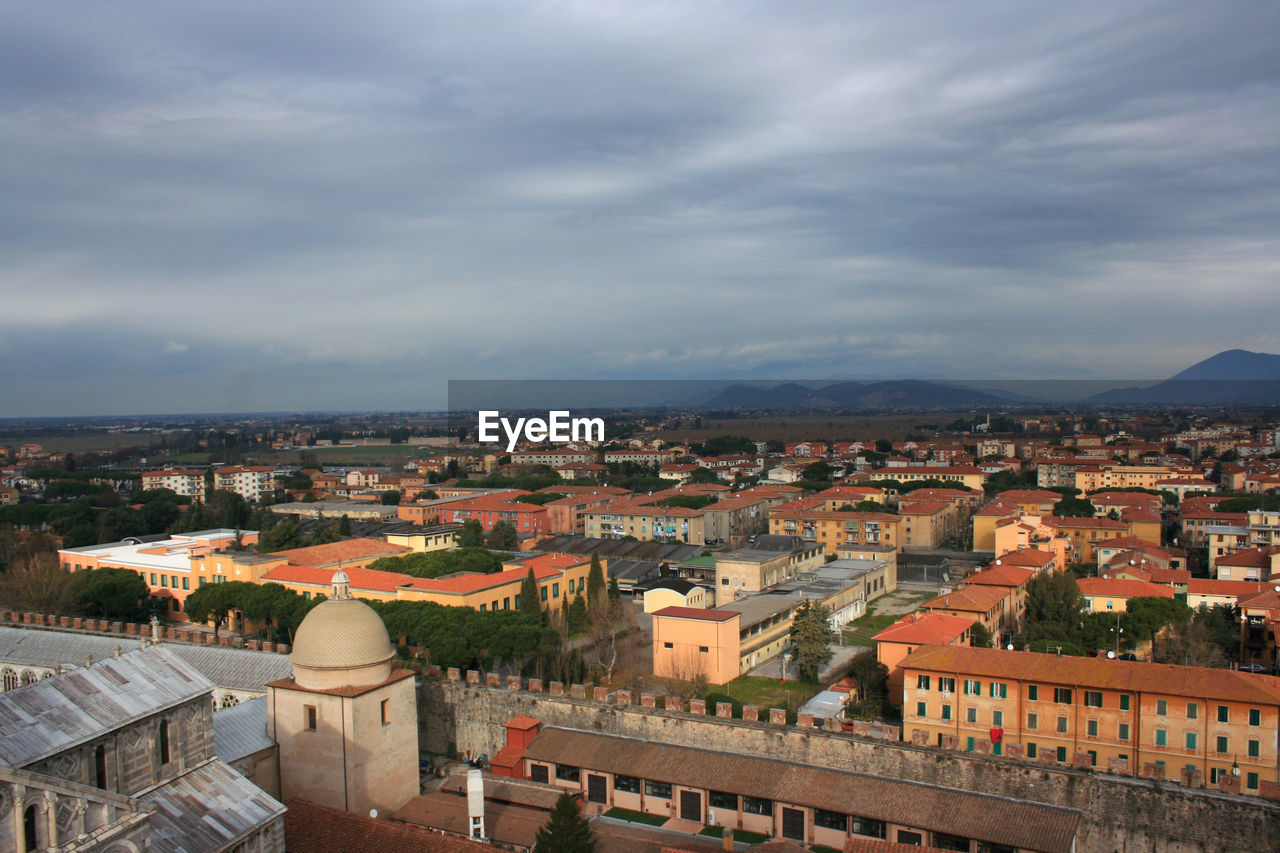 HIGH ANGLE VIEW OF BUILDINGS IN CITY AGAINST SKY