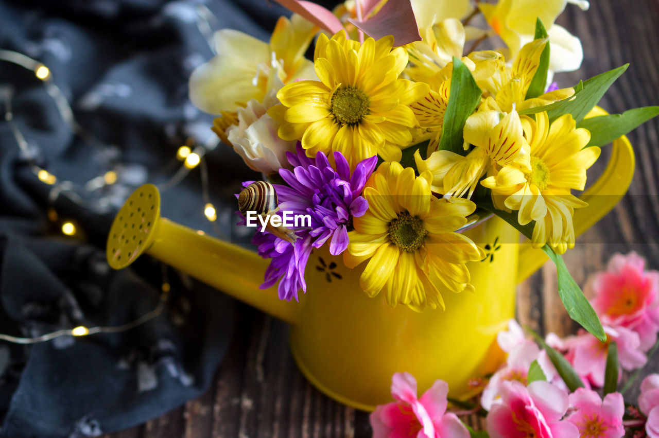 flower, flowering plant, plant, yellow, freshness, bouquet, beauty in nature, nature, flower head, floristry, close-up, fragility, multi colored, flower arrangement, inflorescence, petal, no people, floral design, macro photography, decoration, arrangement, outdoors, blossom, springtime, spring, focus on foreground
