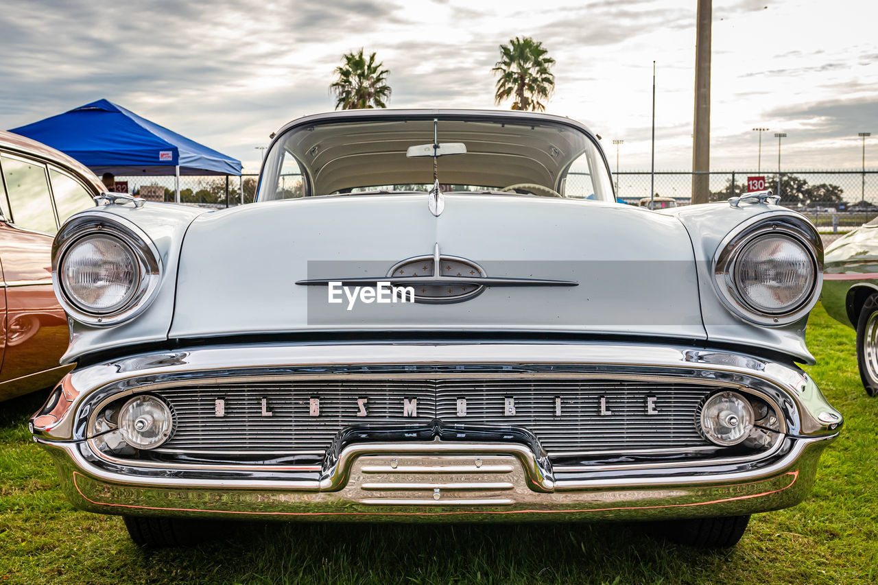 VIEW OF VINTAGE CAR