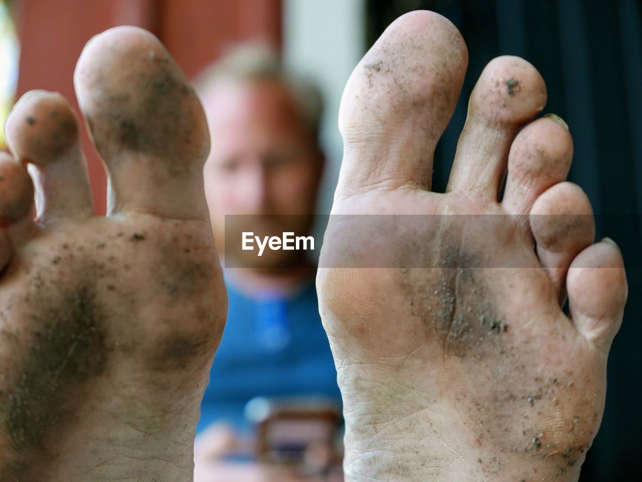 CLOSE-UP OF HUMAN HAND AGAINST WHITE WALL