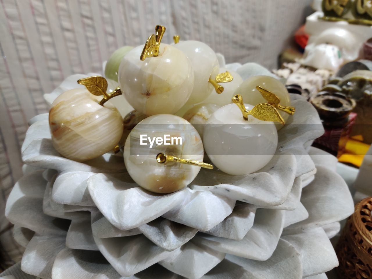 HIGH ANGLE VIEW OF WHITE FLOWERS