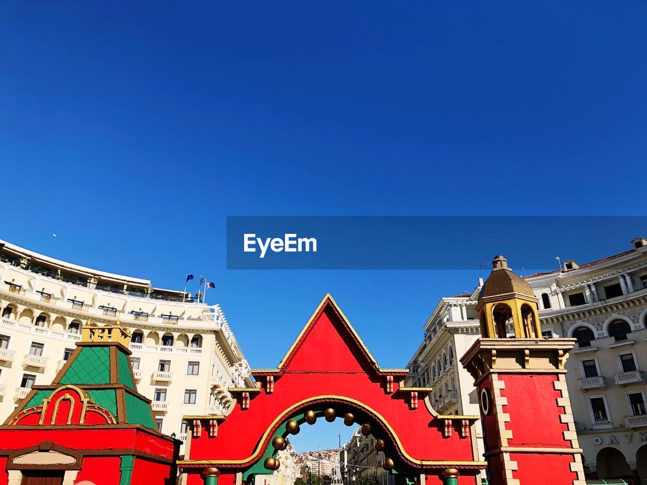 LOW ANGLE VIEW OF BUILDING AGAINST CLEAR BLUE SKY