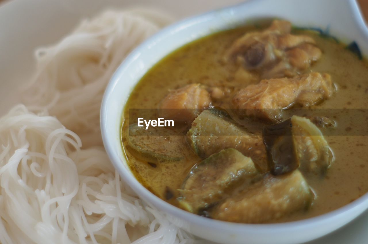 HIGH ANGLE VIEW OF SOUP IN BOWL