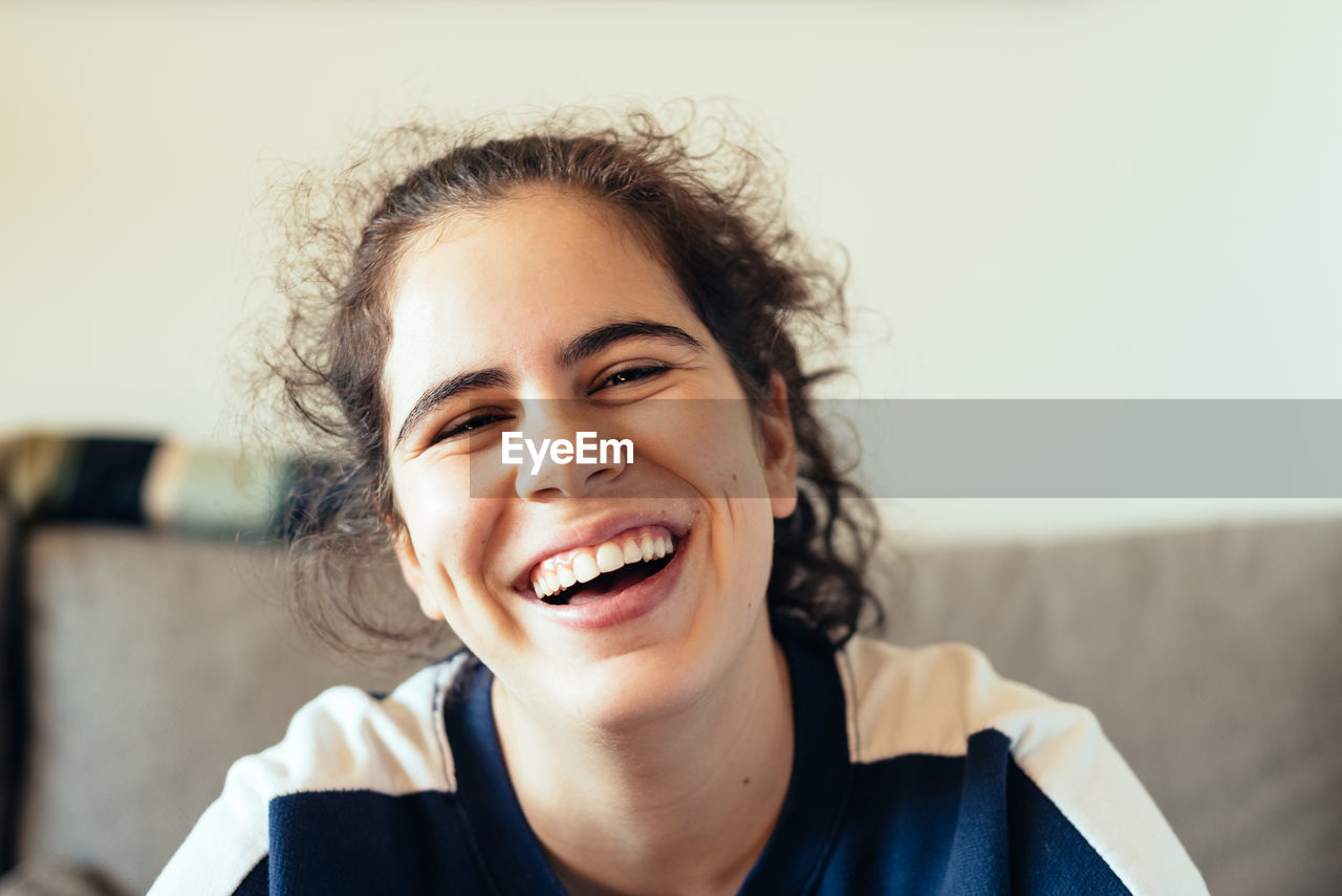 CLOSE-UP PORTRAIT OF SMILING MAN