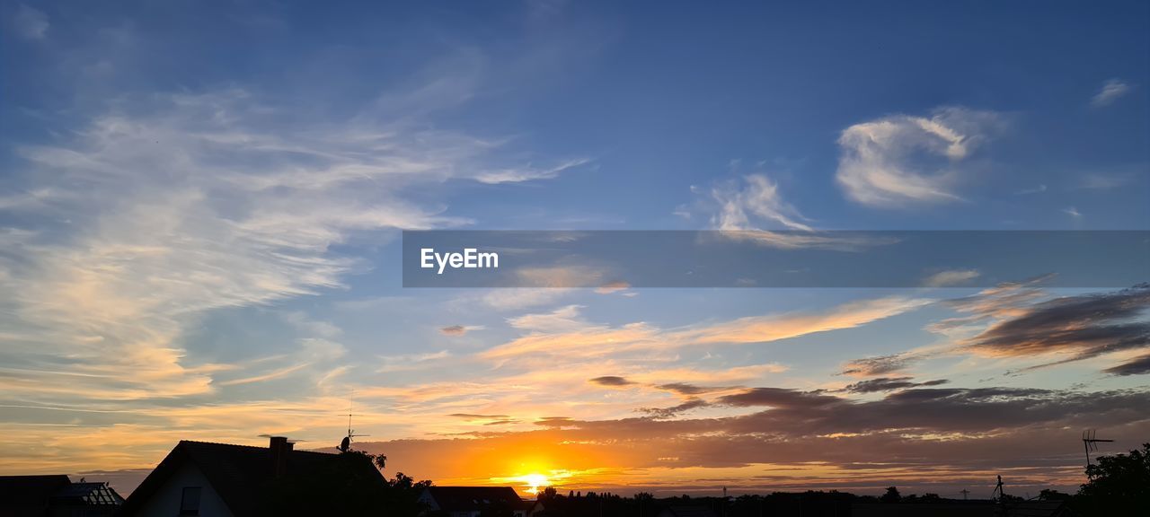 SILHOUETTE BUILDINGS AGAINST SKY DURING SUNSET