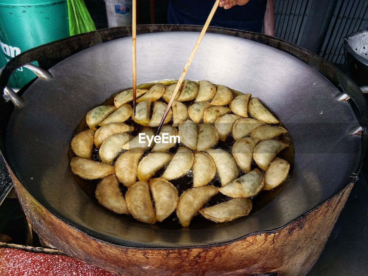 HIGH ANGLE VIEW OF BREAD IN CONTAINER ON BARBECUE GRILL