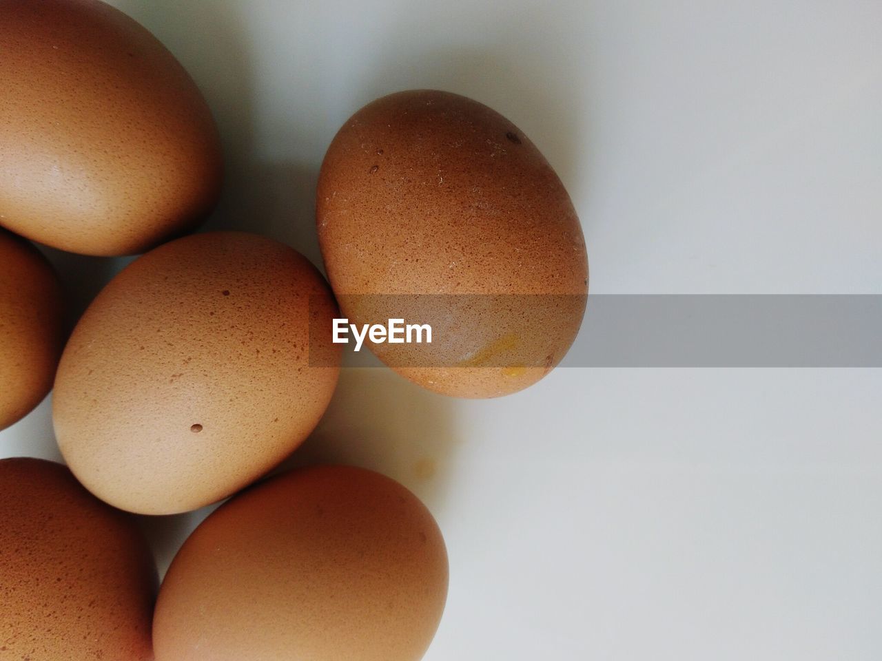 CLOSE-UP OF EGGS IN PLATE
