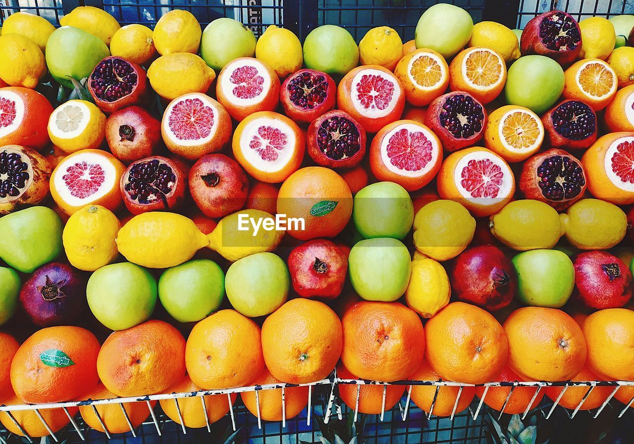 HIGH ANGLE VIEW OF APPLES FOR SALE AT MARKET